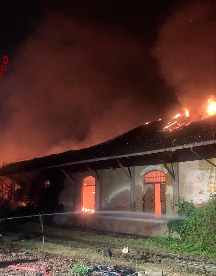 Pavia: incendio nella notte divora un capannone in via Rismondo, le immagini dei soccorsi
