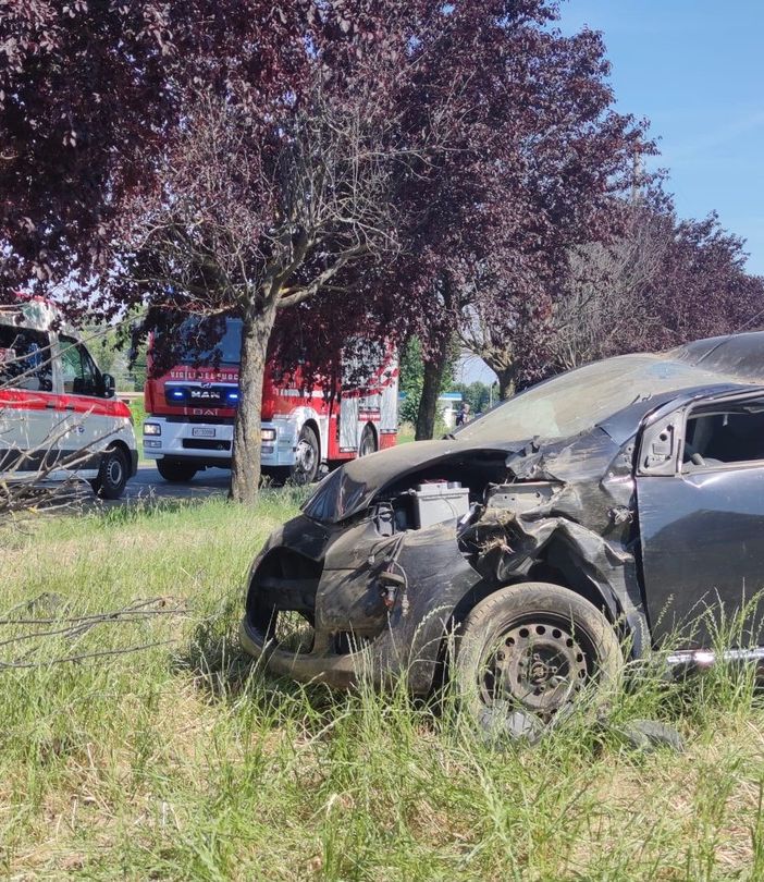 Rivanazzano Terme: si ribalta con l'auto in un campo, ferita una persona