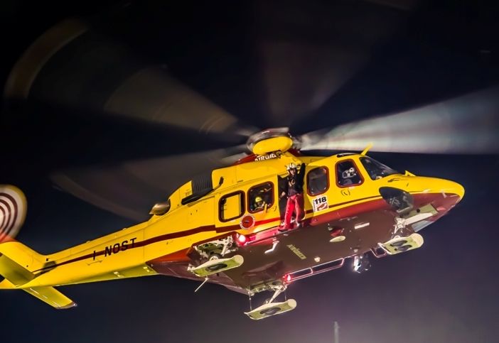 Carambola tra auto nella notte in Autolaghi: cinque ragazzi e una donna soccorsi