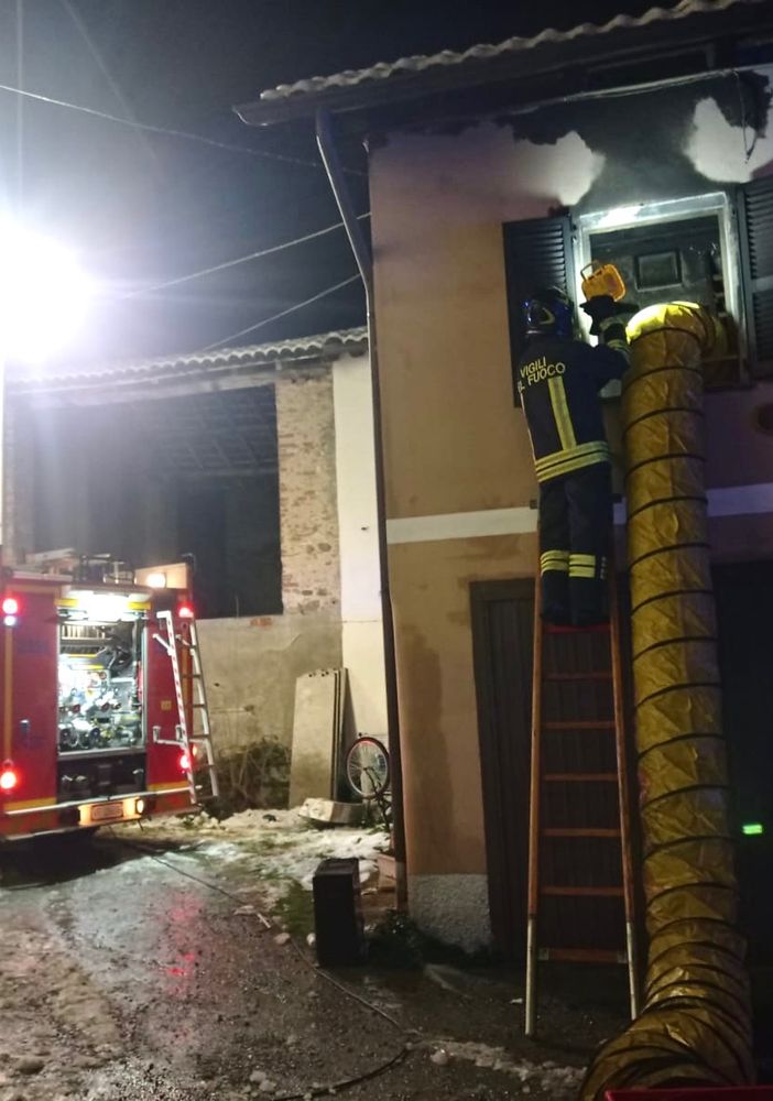 Broni: incendio divora un appartamento, i Vigili del fuoco domano il rogo