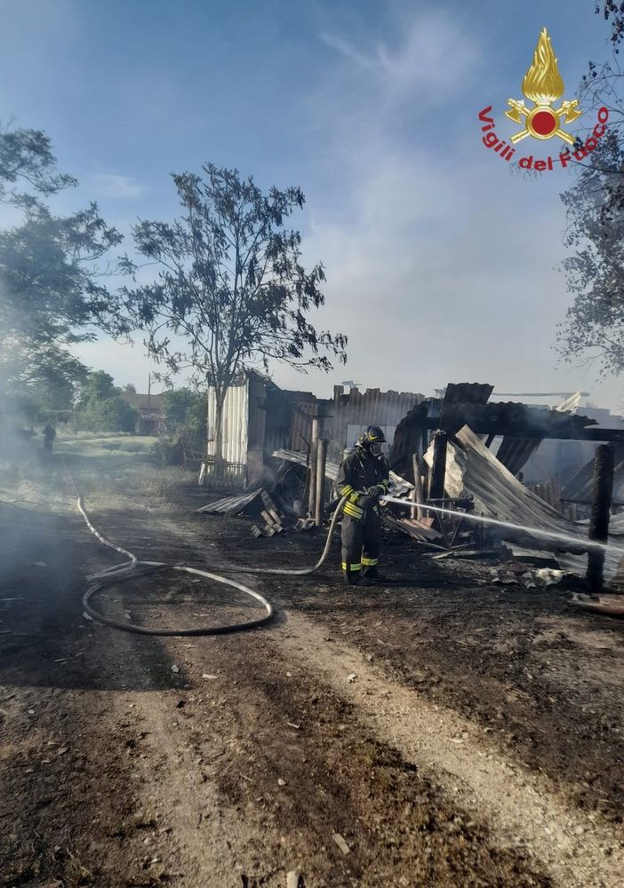 Pavia: rogo divora cascina in Strada Belvedere
