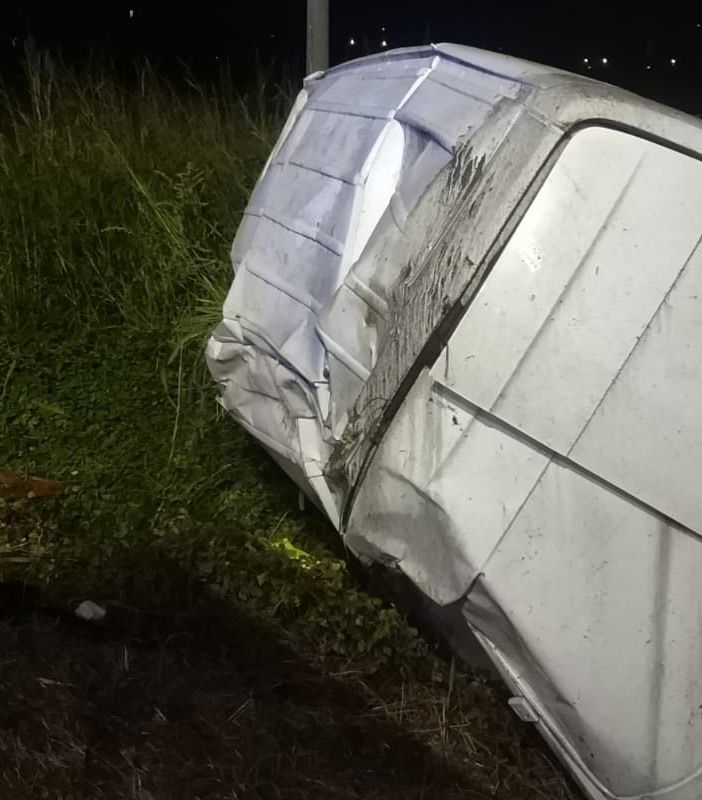 Pavia: esce di strada con un furgoncino, soccorso 36enne