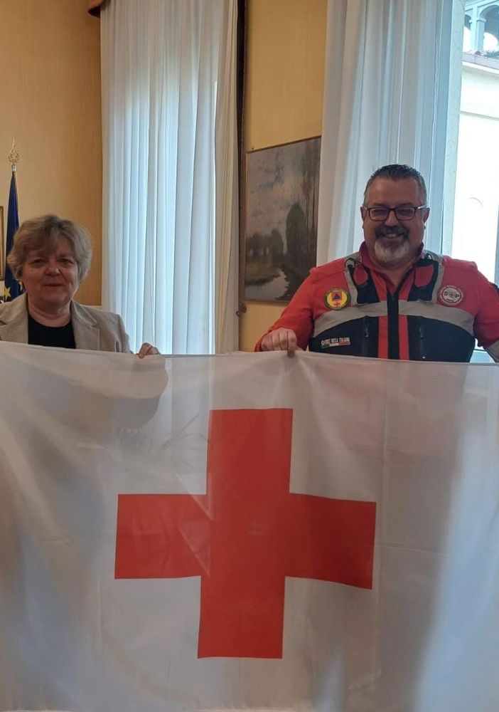 Il prefetto Francesca De Carlini riceve in prefettura la bandiera storica della Croce Rossa Italiana
