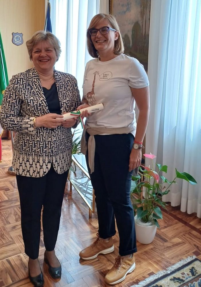 Il prefetto di Pavia consegna alla dottoressa Federica Broglia, l’onorificenza di Cavaliere al Merito della Repubblica Italiana