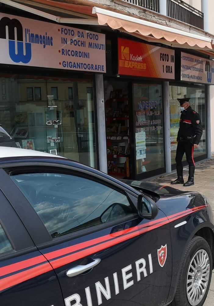 Broni: spaccata in un negozio fotografico, arrestato 38enne