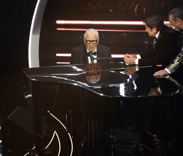Peppino di Capri fa cantare tutto l'Ariston sulle note di Champagne e riceve il premio Città di Sanremo
