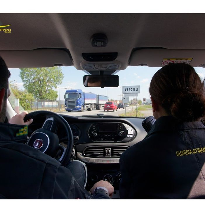 Vercelli, sequestrate bigiotteria &quot;tarocca&quot; e 303 confezioni di alimenti scaduti: pesanti multe in vista per i negozianti