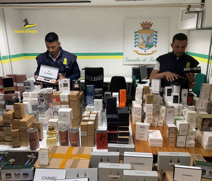 VIDEO. Vestiti, medicinali e profumi contraffatti: maxi sequestro della Guardia di Finanza di Varese. Denunciate sei persone