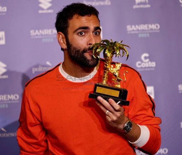 Marco Mengoni con il premio del 73° Festival di Sanremo