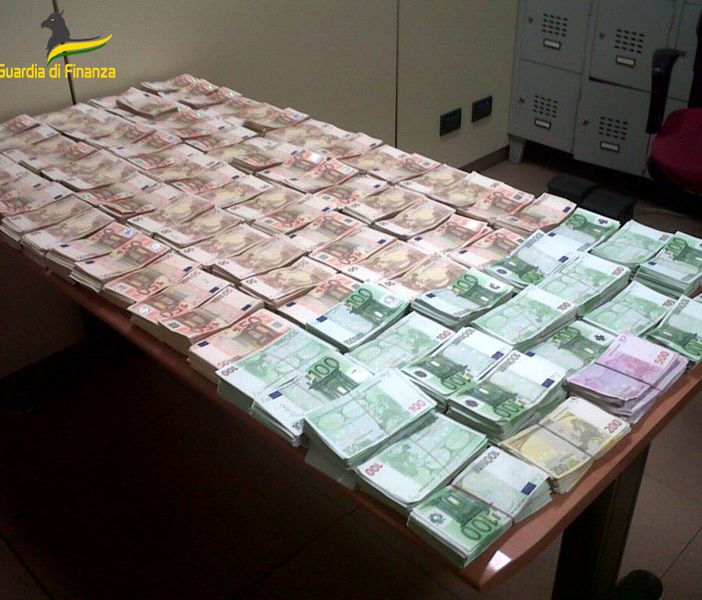 Prestiti a tassi d'usura: la Guardia di Finanza arresta cinque persone nel Varesotto. Imprenditori in difficoltà costretti a pagare interessi del 120%