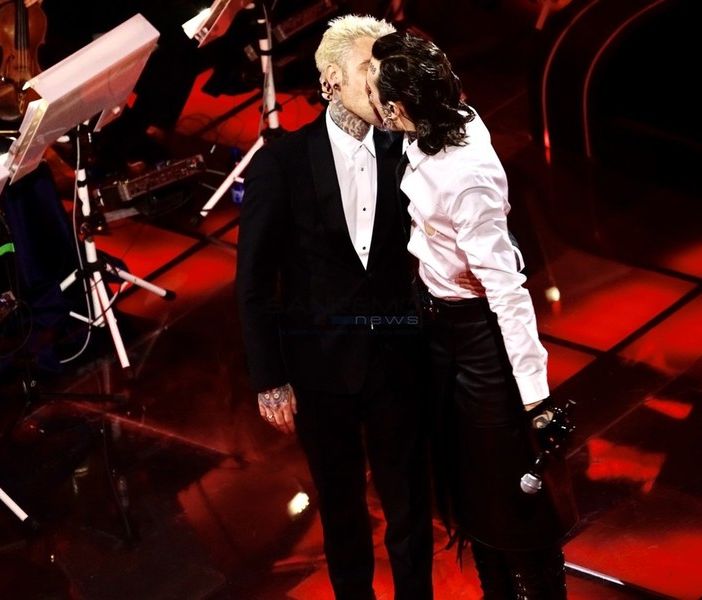Rosa Chemical si scatena e bacia Fedez davanti al pubblico dell'Ariston: &quot;Questo è il Festival dell'Amore&quot;