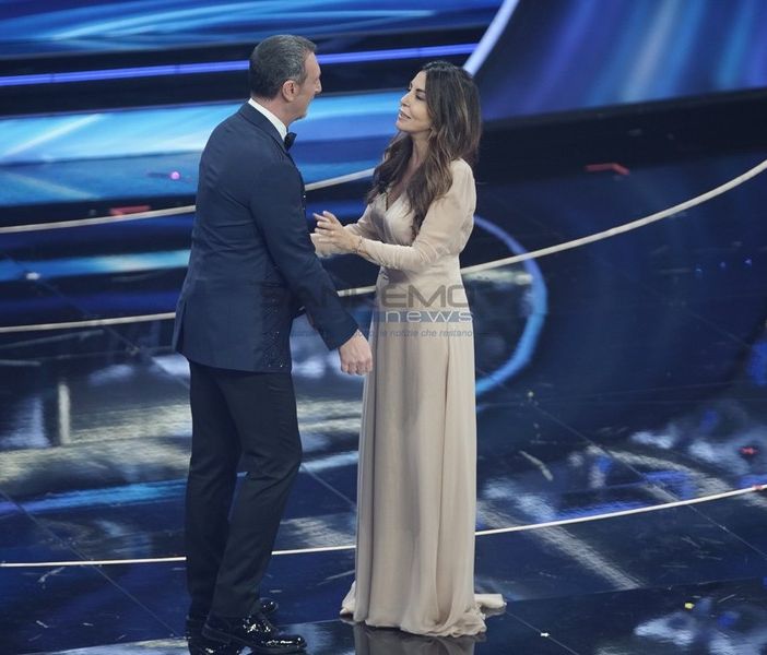 La Ferilli subito scoppiettante sul palco del Festival: &quot;Attento Ama, la Rai ti chiede di stare qui altri sette anni&quot;