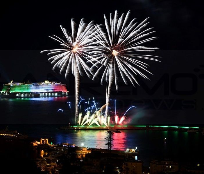 Festival di Sanremo: lo spettacolo dei fuochi piro-musicali incanta residenti e turisti, la Smeralda con il tricolore