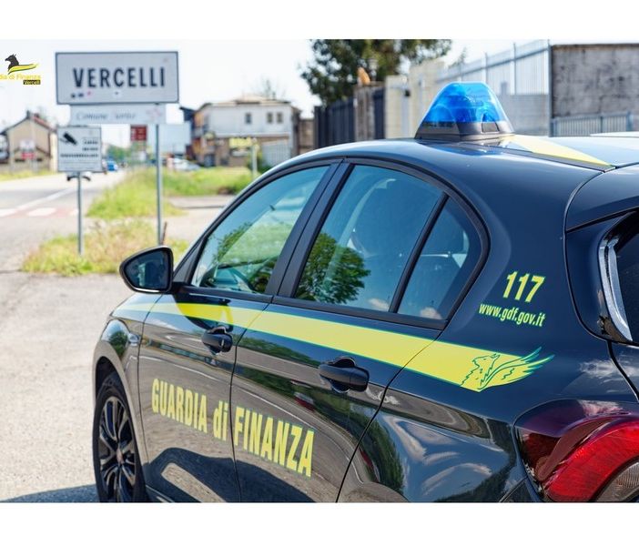 Finanza: sequestrati 7mila profumi per la casa e materiali per il presepe irregolari