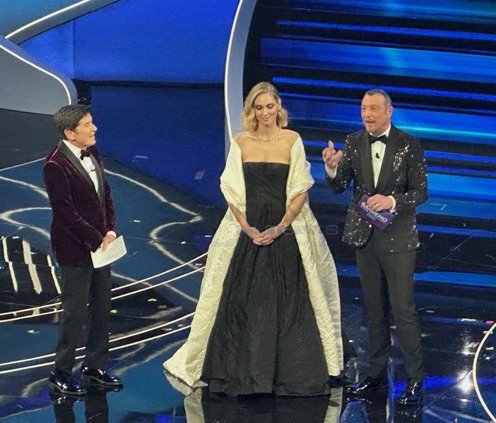 Chiara Ferragni fa il suo ingresso all’Ariston con il vestito manifesto firmato Dior “Pensati libera”