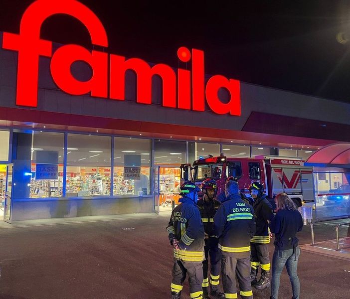 Sostanza urticante nell'aria, paura al supermercato: soccorse 50 persone nel Varesotto (VIDEO)