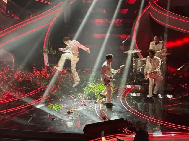 Distrugge le rose al Festival, il cantante Blanco indagato dalla Procura di Imperia per danneggiamento