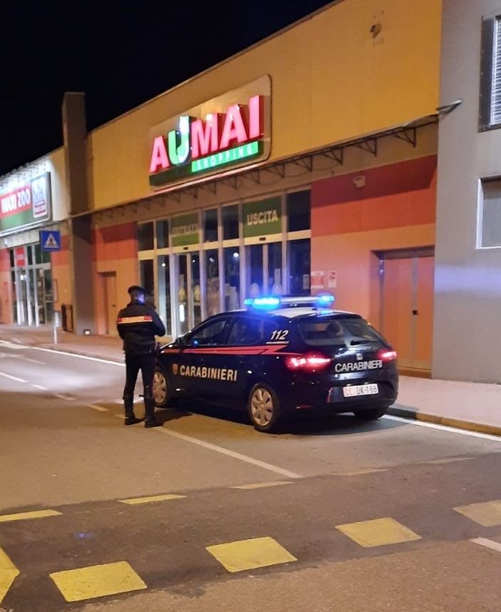 Voghera: rapina un supermercato ma viene bloccato dai carabinieri dopo la fuga in auto, in manette un 35enne