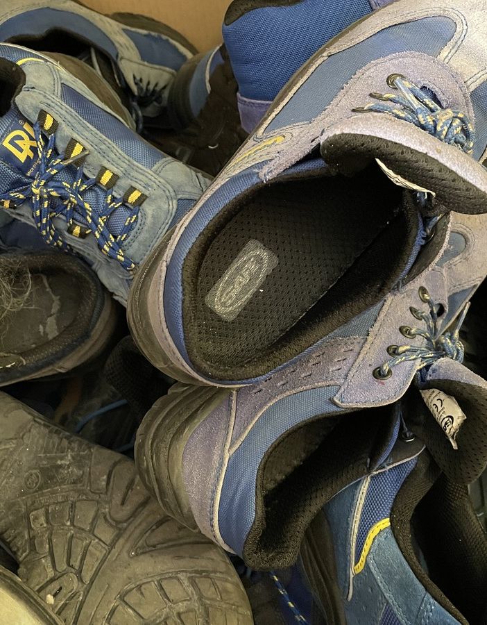 Poste Italiane ricicla le scarpe dei portalettere di Pavia per pavimentare le aree gioco dei bambini