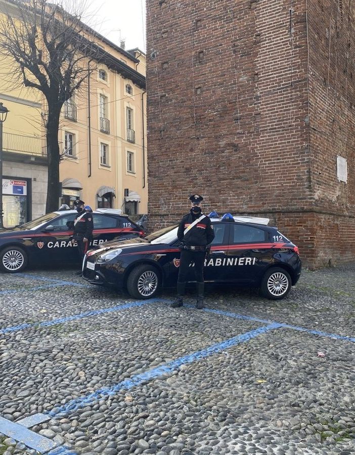 Oltrepò: danneggia la vetrina di un centro massaggi con una chiave telescopica, nei guai un 56enne