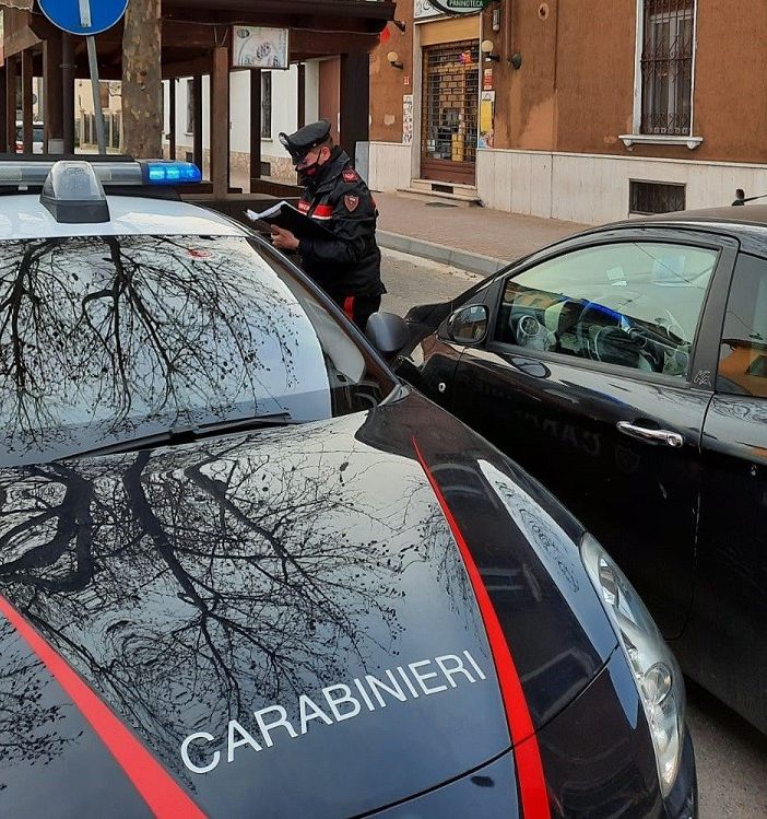 Voghera: consumano bevande al tavolino di un bar, sanzionati due clienti e il titolare