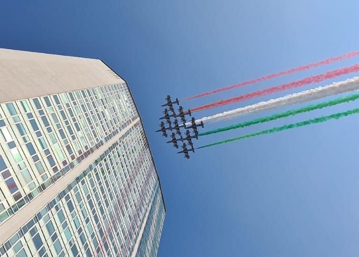 Le Frecce Tricolori incantano Milano: occhi al cielo sul Pirellone