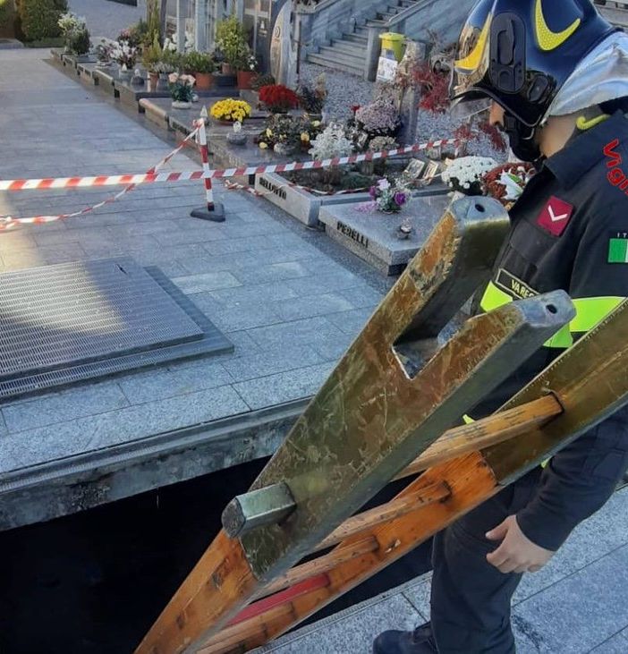 FOTO. Operaio di 58 anni precipita da un'altezza di quattro metri al cimitero di Gallarate durante la tumulazione di una bara: è grave