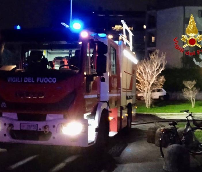 Tragico incendio in un condominio del centro di Gallarate: morta una donna di 78 anni, salva una signora di 107 anni