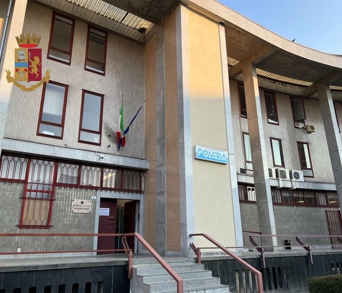 Gallarate: festeggiano con i fumogeni (rubati), ma sono irregolari e vengono espulsi