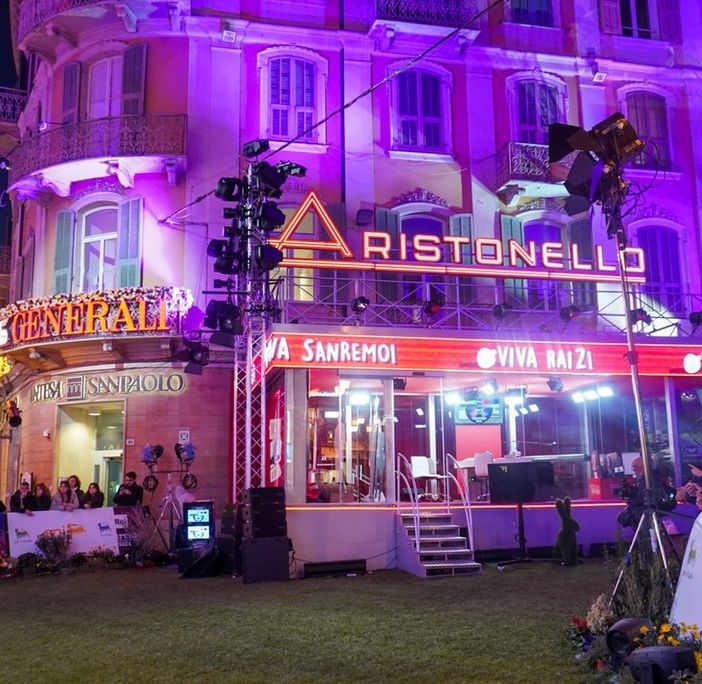 Il glass &quot;Aristonello&quot; che ospiterà Fiorello con il suo &quot;Viva Rai2!&quot; fuori dall'Ariston