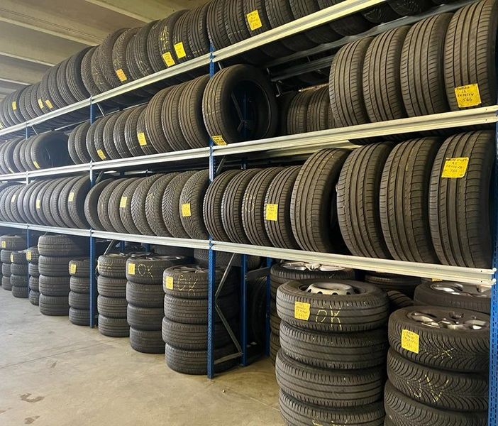 Da oggi bisogna montare le gomme estive, ma c'è un mese di tempo per mettersi in regola