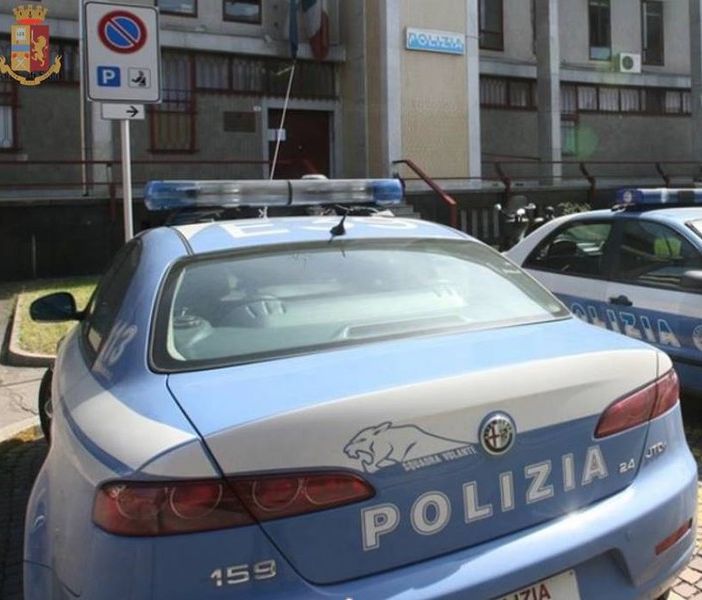 Minaccia la moglie e i cinque figli con un coltello da cucina: marito violento allontanato da casa dalla polizia
