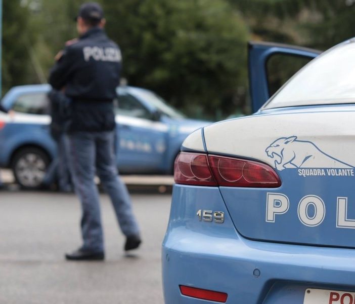 Vuole togliersi la vita in strada, salvato dagli agenti di polizia