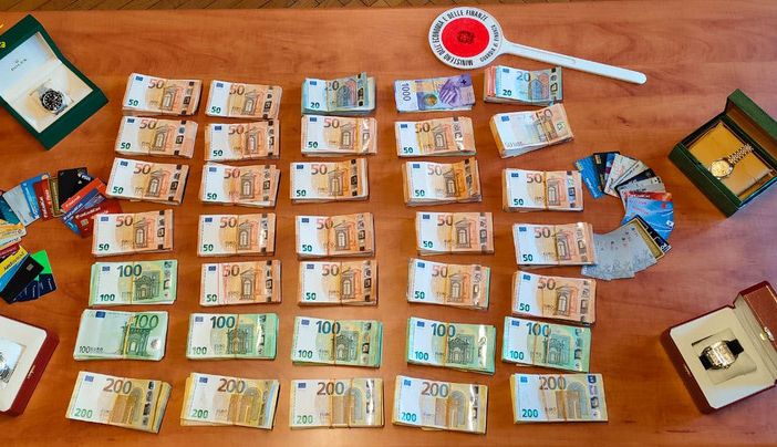 Frode fiscale, la Guardia di Finanza di Varese sequestra denaro e immobili per quasi 6 milioni di euro