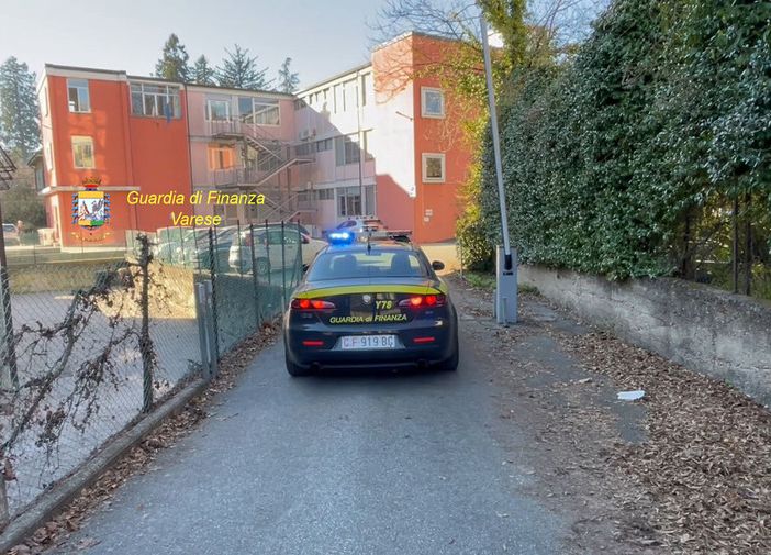 Insegnava da 21 anni con una laurea falsa da 110 e lode. Denunciata per truffa e sequestrati 350 mila euro tra contanti e beni accumulati