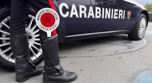 Cadavere carbonizzato trovato da tre giovani in un'area dismessa a fianco dell'Autolaghi