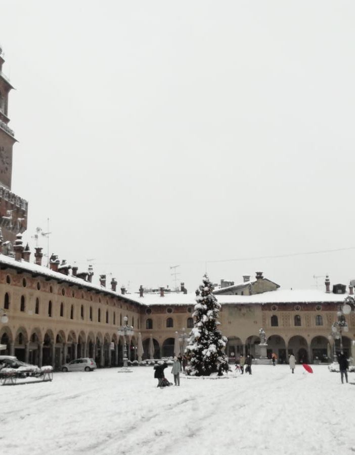 Vigevano, le foto della nevicata in Piazza Ducale