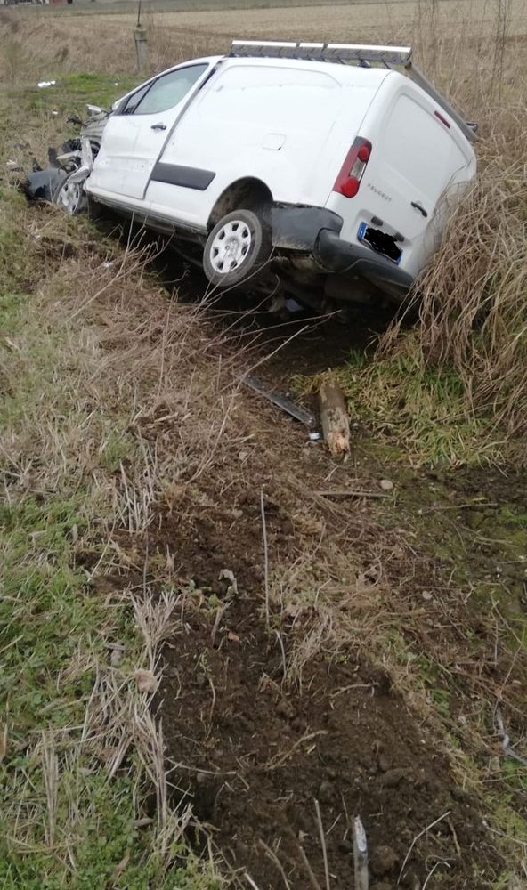 Breme: esce di strada con il furgone, illeso un 45enne
