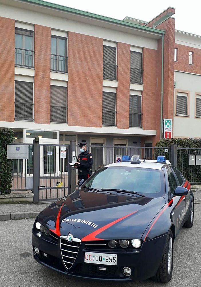 Pavia: ruba monete dai distributori automatici, arrestato un 44enne