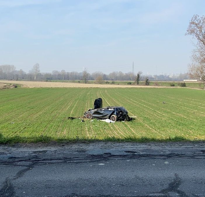 Sannazzaro: finisce in un campo con l'auto dopo aver urtato un furgone, grave 21enne
