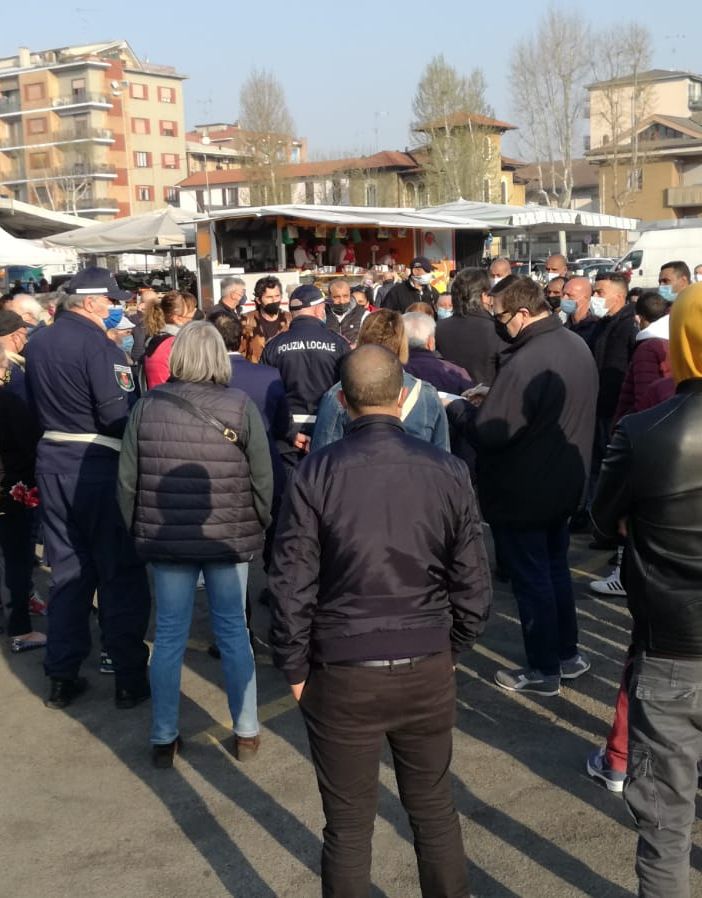 - FOTONOTIZIA - Vigevano: la protesta degli ambulanti in piazza Calzolaio d'Italia