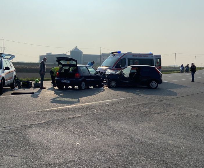 Breme: scontro tra auto all'incrocio, soccorsa in elicottero una 55enne