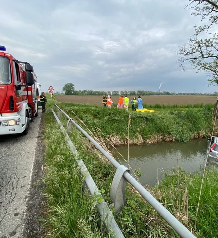 Castello d'Agogna: finisce con l'auto in un fosso sulla ex statale 494, perde la vita un 82enne
