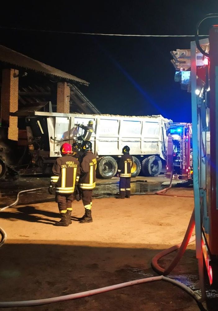 Vigevano: trattore in fiamme alla Sforzesca, intervengono i Vigili del fuoco