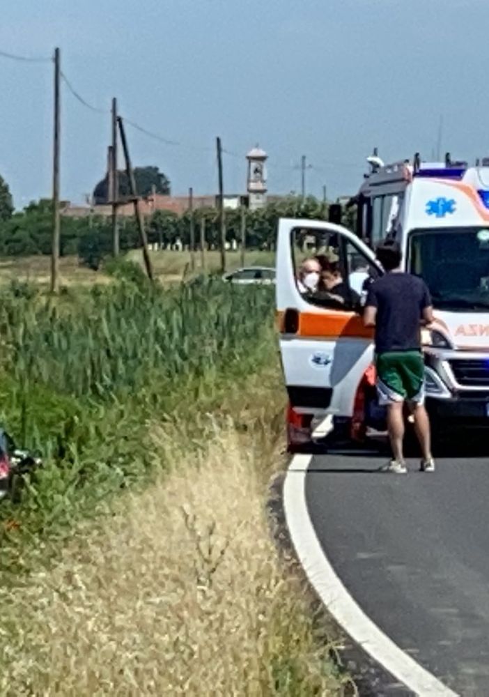 Galliavola: esce di strada con l'auto sulla provinciale 28, illeso un 53enne