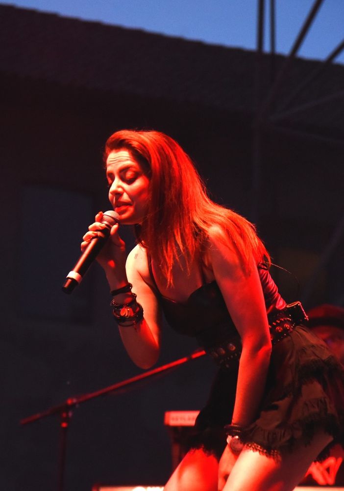 Vigevano, la freschezza musicale di Annalisa coinvolge varie generazioni