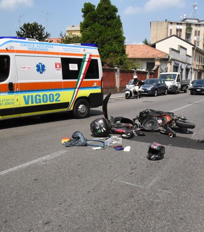 Vigevano: scontro tra auto e moto, soccorso un 16enne