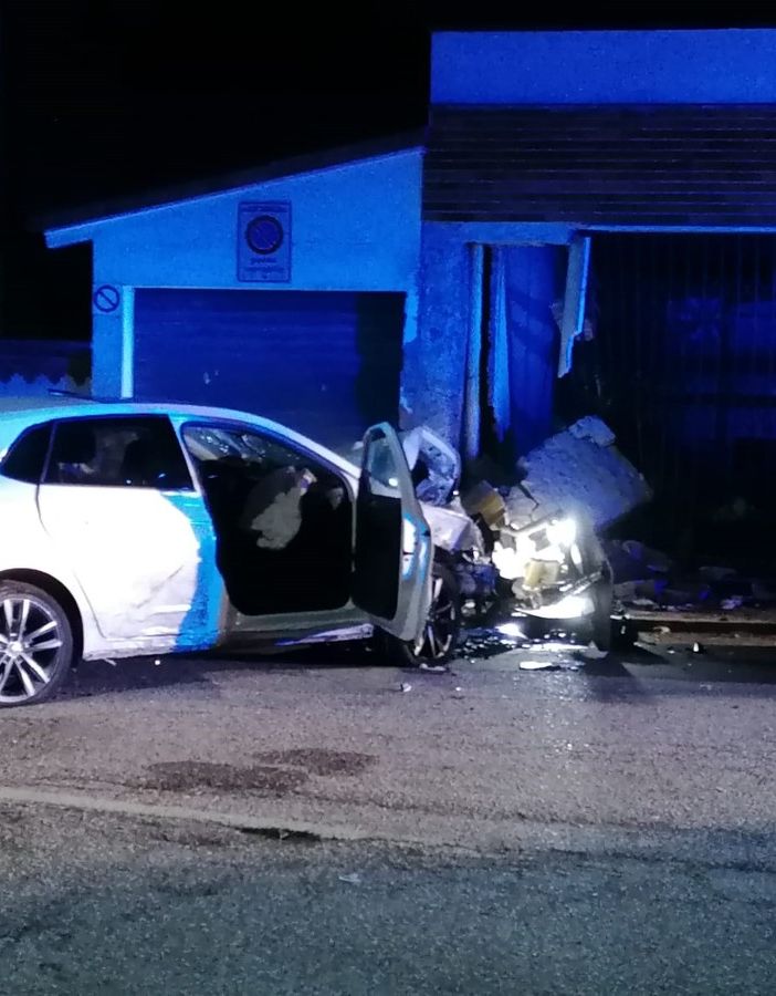 - (FOTO) - Valle Lomellina: si schiantano in auto contro un muro, gravemente feriti due ragazzi