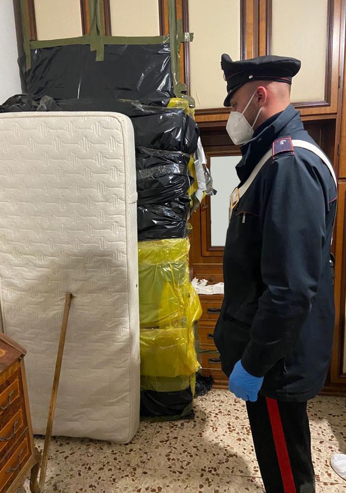Occulta il cadavere dell'anziana madre per continuare a percepirne la pensione, 50enne denunciato dai Carabinieri