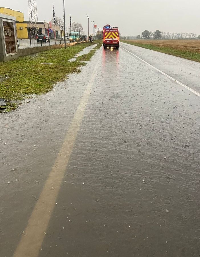 Mede-Lomello strada allagata per le forti piogge